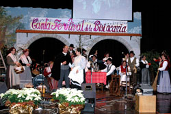 2004, Teatro Comunale di Monfalcone: esordio del Coro al Cantafestival de la Bisiacaria