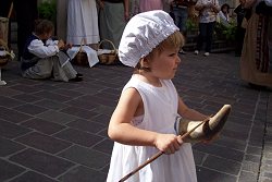 bambina con strumento: “corno de vaca”